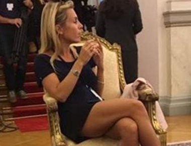 Προεδρικό Μέγαρο: Γαλλίδα δημοσιογράφος «κέρδισε» τις εντυπώσεις με το...σταυροπόδι της (φωτό)